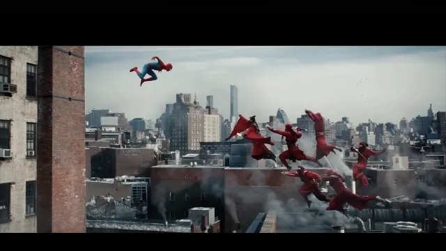 Spider-Man saltando desde una azotea perseguido por figuras de rojo