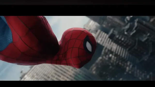 Primer plano de Spider-Man columpiandose entre rascacielos