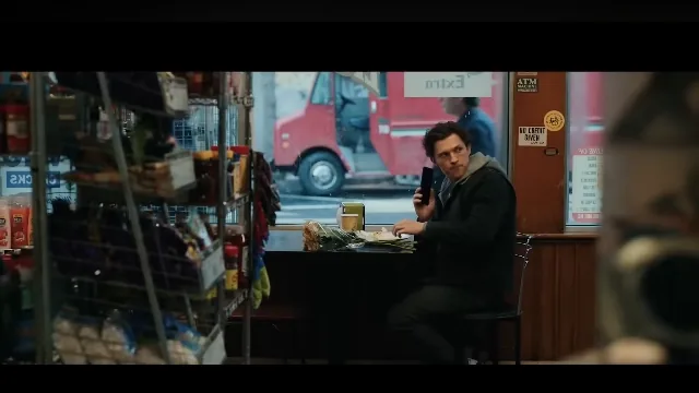 Peter Parker hablando por telefono en una tienda de barrio