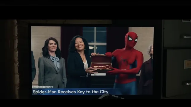 Noticia en television: Spider-Man recibe la llave de la ciudad