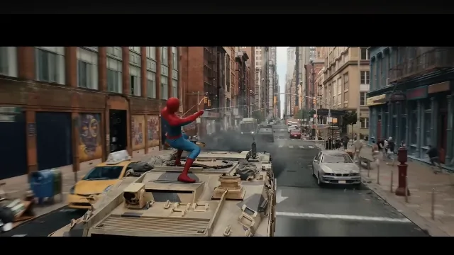 Spider-Man agachado sobre un vehiculo blindado en plena calle