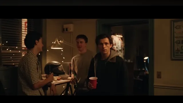 Peter Parker con sus amigos en una fiesta en casa