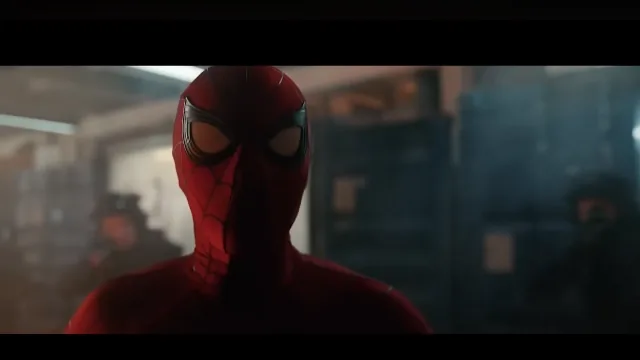 Primer plano de Spider-Man con el traje rojo en un interior