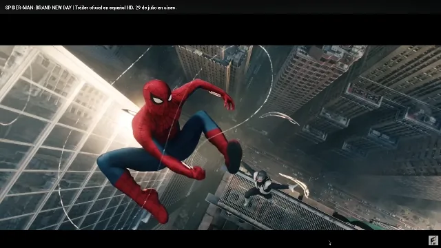 Spider-Man columpiandose en picado entre rascacielos